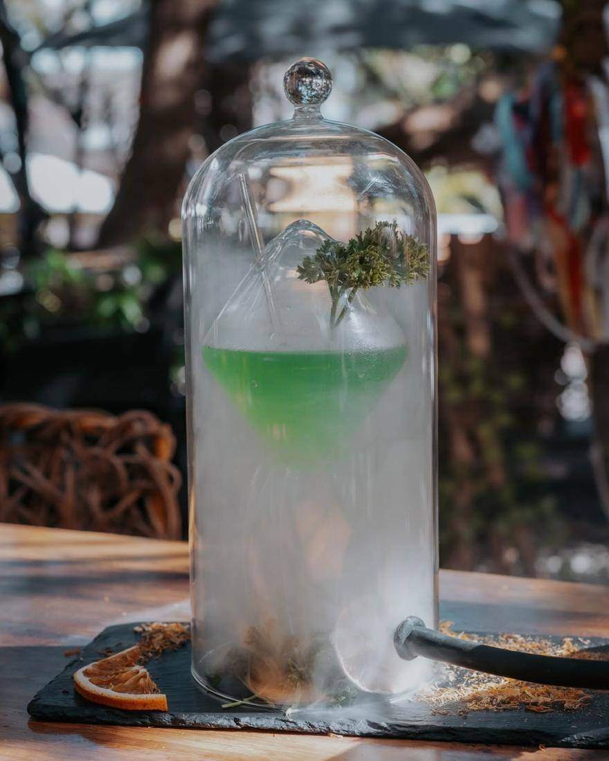 Coctel bajo campana con bruma