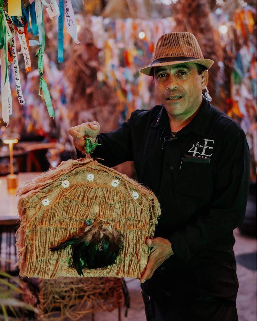 Roberto, anfitrión de 4 Elementos