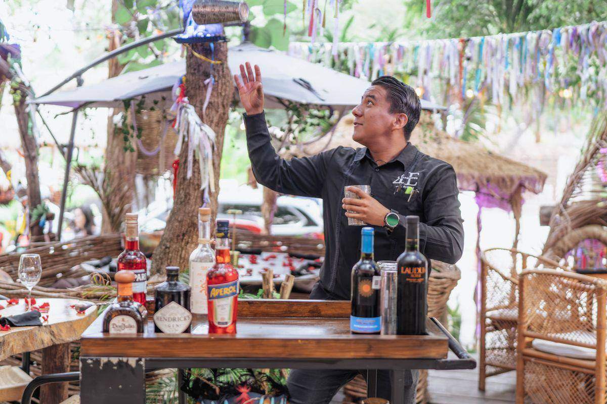 Coctelería en vivo junto a la mesa
