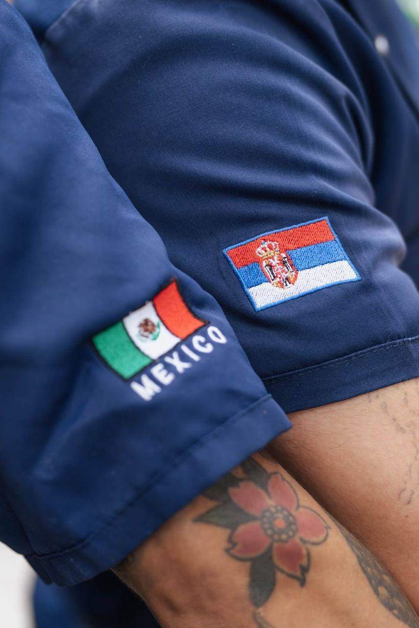 Banderas de México y Serbia en el uniforme de los chefs