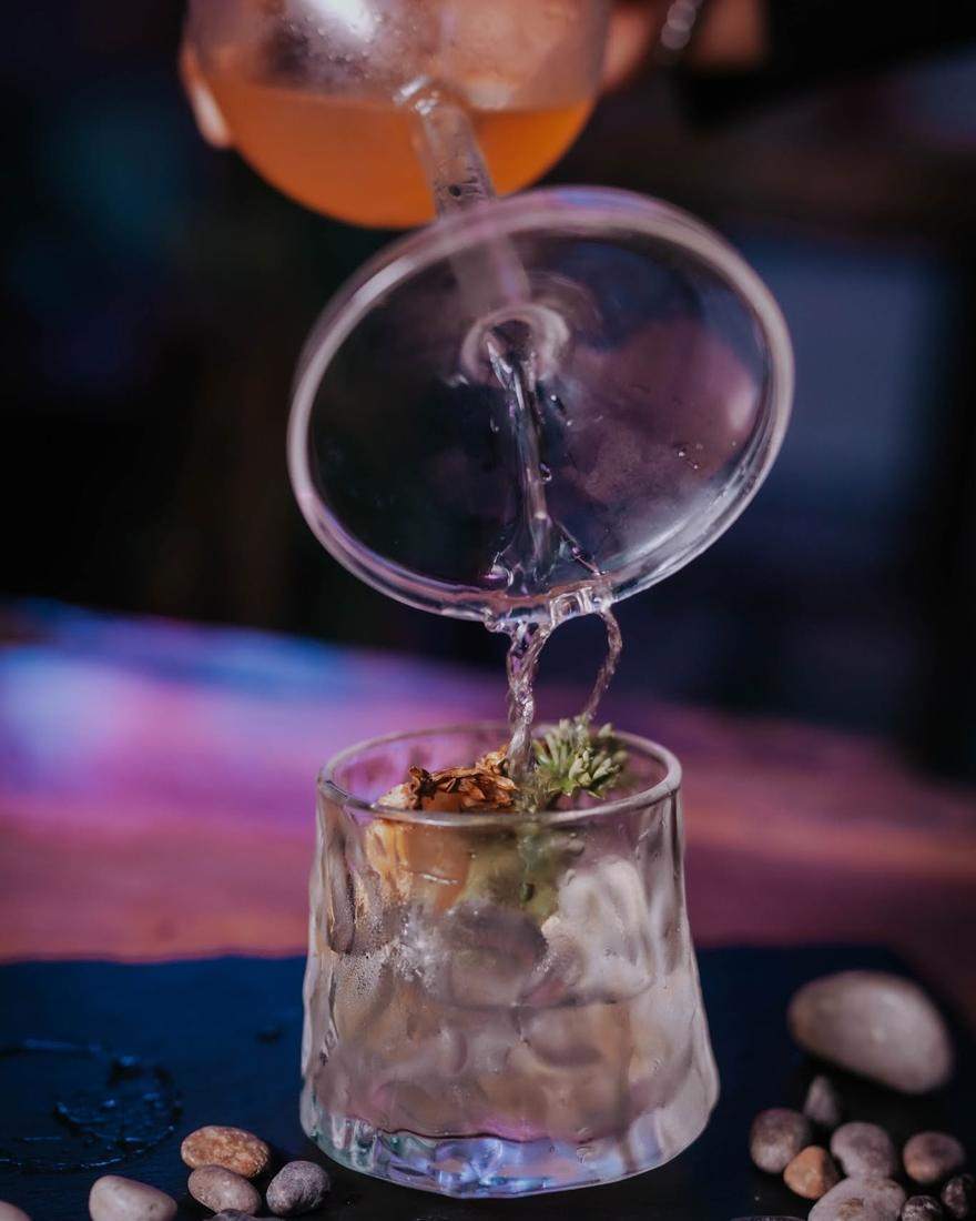 Coctel servido con humo