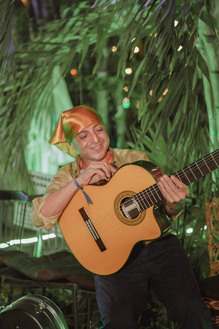Nuestro guitarrista tocando en la Noche Bohemia en la terraza de 4 Elementos