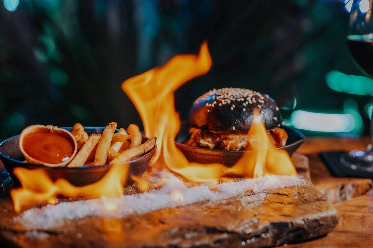 Hamburguesa entre llamas, de la parrilla de Puga