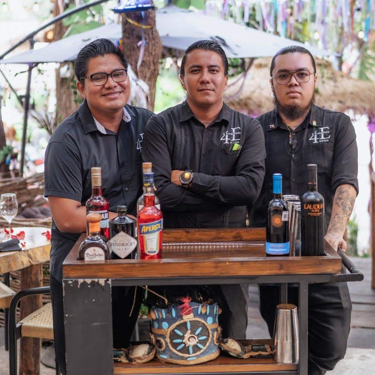 Equipo de barra con su carrito de coctelería