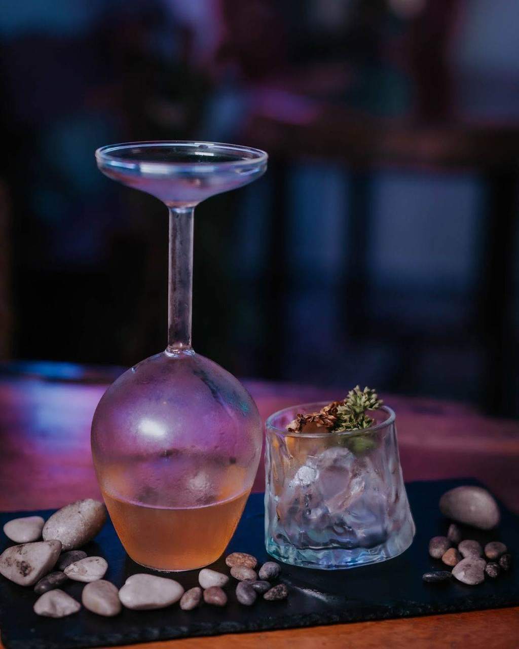 Coctel de autor con copa invertida
