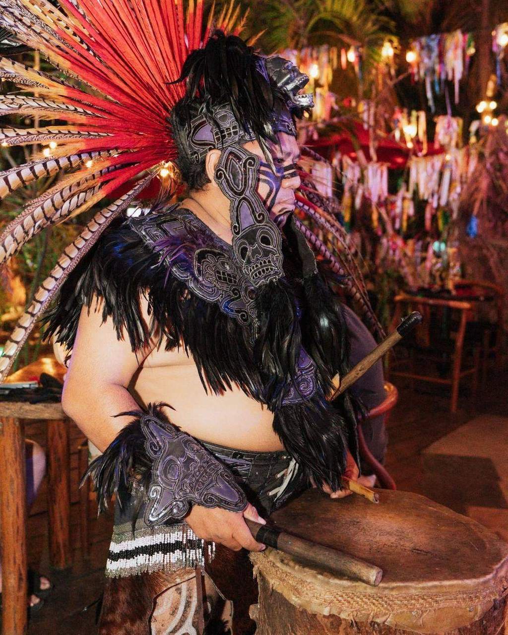 Guerrero con penacho de plumas