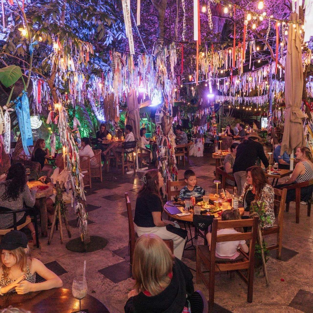 La terraza de noche llena de luces