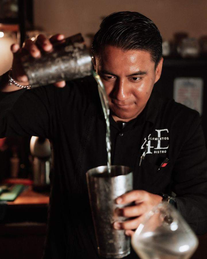 Mixólogo preparando un coctel