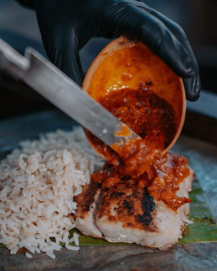 Salsa servida sobre pescado